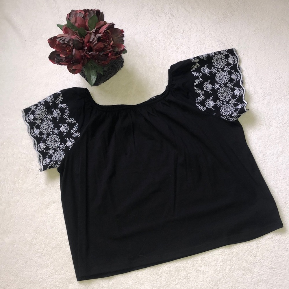 ☘️☘️ NWOT H&M black crop top